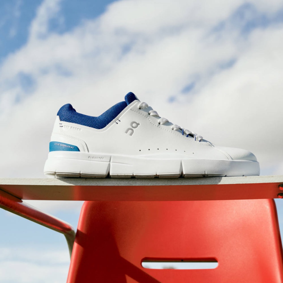 On Running The Roger Advantage Weiß-kobalt